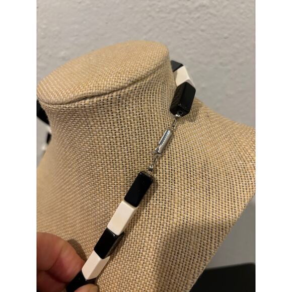 Vintage Plastic Necklace Retro Black White Geometric - Picture 4 of 4
